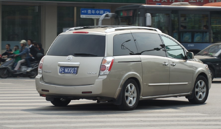 南通金沙镇实拍日产Quest商务车，车牌