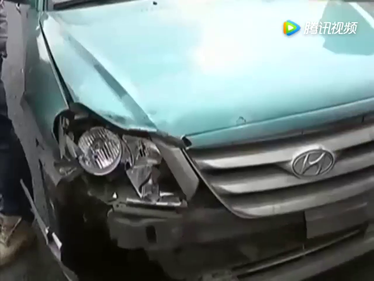 出租车撞飞电瓶车，是谁闯了红灯？