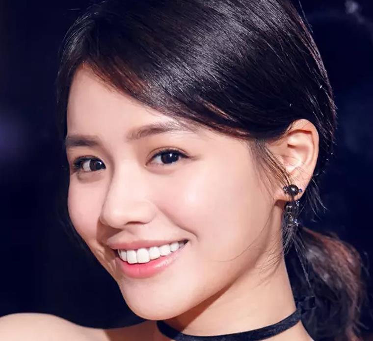 马思纯西装穿搭又美又飒,一双美腿又细又直,高颜值生图也抗打