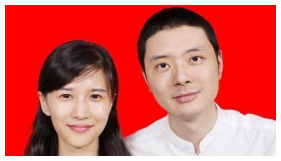 同样是结婚证件照，别人都化淡妆穿白衬衣，看到papi酱：太独特了