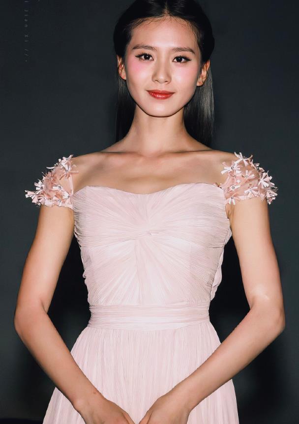24岁的刘诗诗美到认不出,"天鹅颈"让人羡慕,吴奇隆好福气