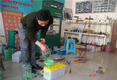 电动堆高叉车蓄电池为什么要加蒸馏水?