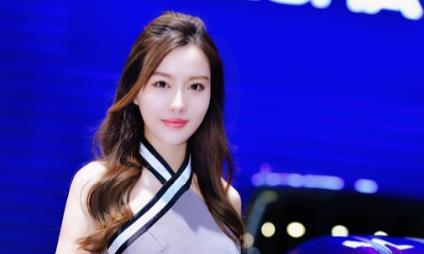 讴歌牛气了，清纯车模太养眼，引来车友围观，气氛太热烈