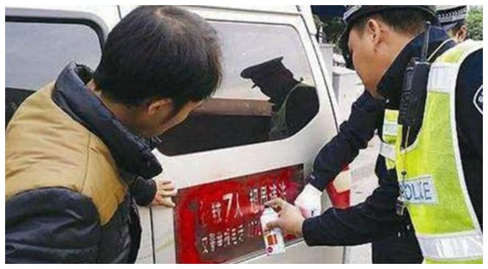 车管所喷字又有新“高度”,车主:喷字我能忍,干嘛往脸上喷?