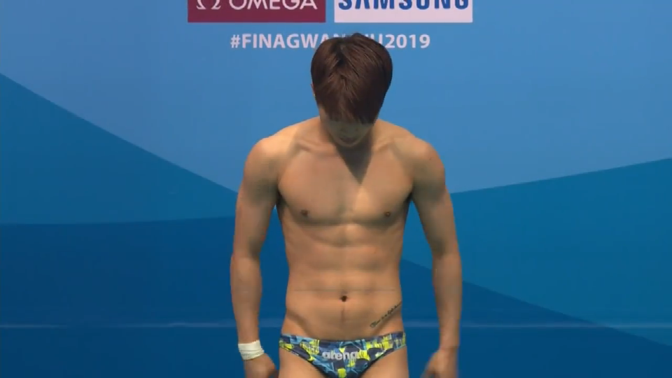 跳水回顾：韩国选手主场作战，不料“虾形”入水，观众沸腾了！