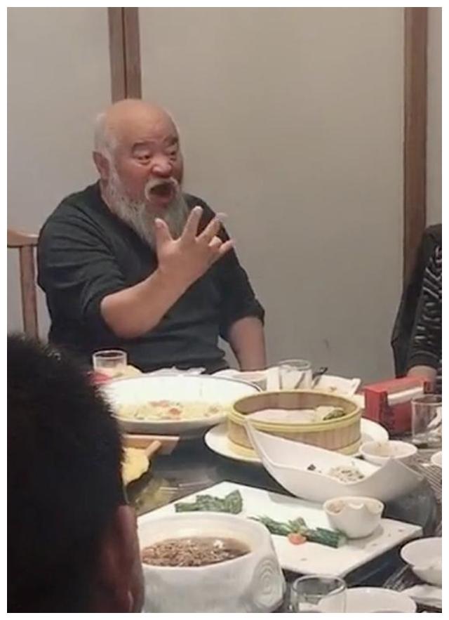 64岁李琦近况曝光，生病住院气色差，情绪低落，28岁养女肤白貌美