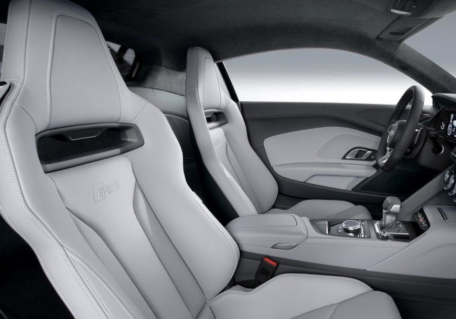 奥迪R8：非常简洁大方的设计，全身比例很协调