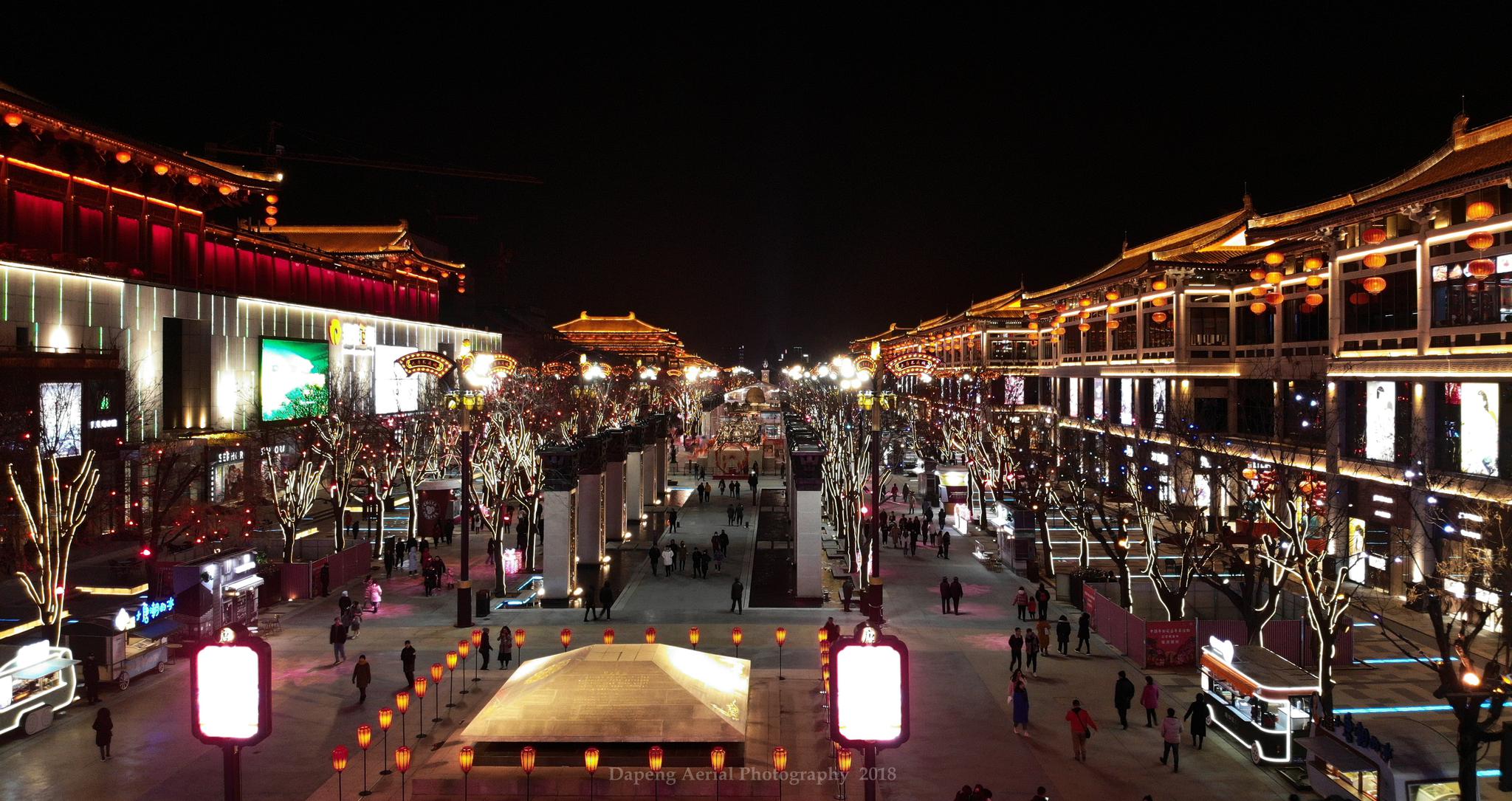 西安曲江大唐不夜城的夜景璀璨迷人,从航拍的角度看,太美了!