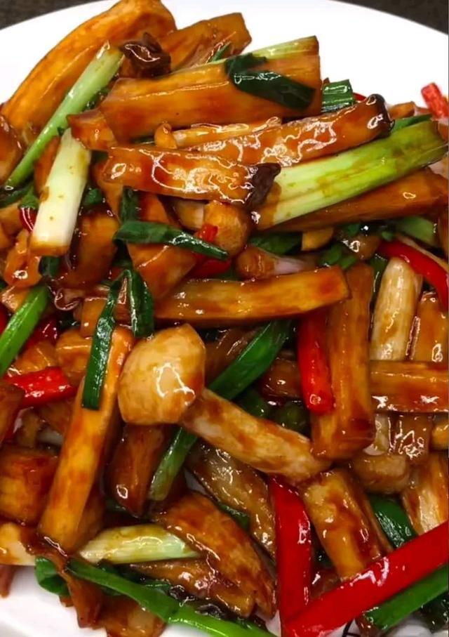 精选美食推荐爆炒杂菌,香辣河鲫鱼,酱烧小黄瓜猪肉卷的做法