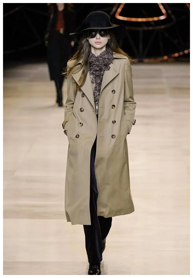 celine2021秋冬走秀,celine2021古堡秀场 赛琳celine2020秋冬时装秀 浪漫的摩登风
