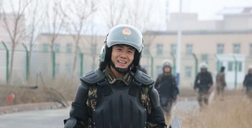王成龙母亲接过骨灰盒,含泪说出一句话,让人潸然泪下!