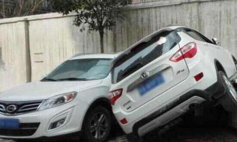 买的车位被霸占，花2000元买二手夏利堵他，一堵就是三年