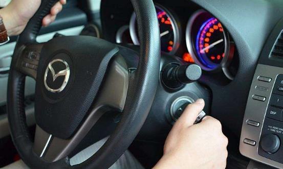 汽车蓄电池没电别用搭火线，把手机充电宝直接连上，汽车启动了