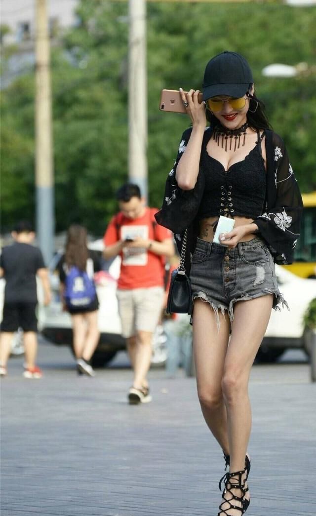 大长腿美女这么穿,让你高到满屏,将内衣当成衣服穿美出你的范!