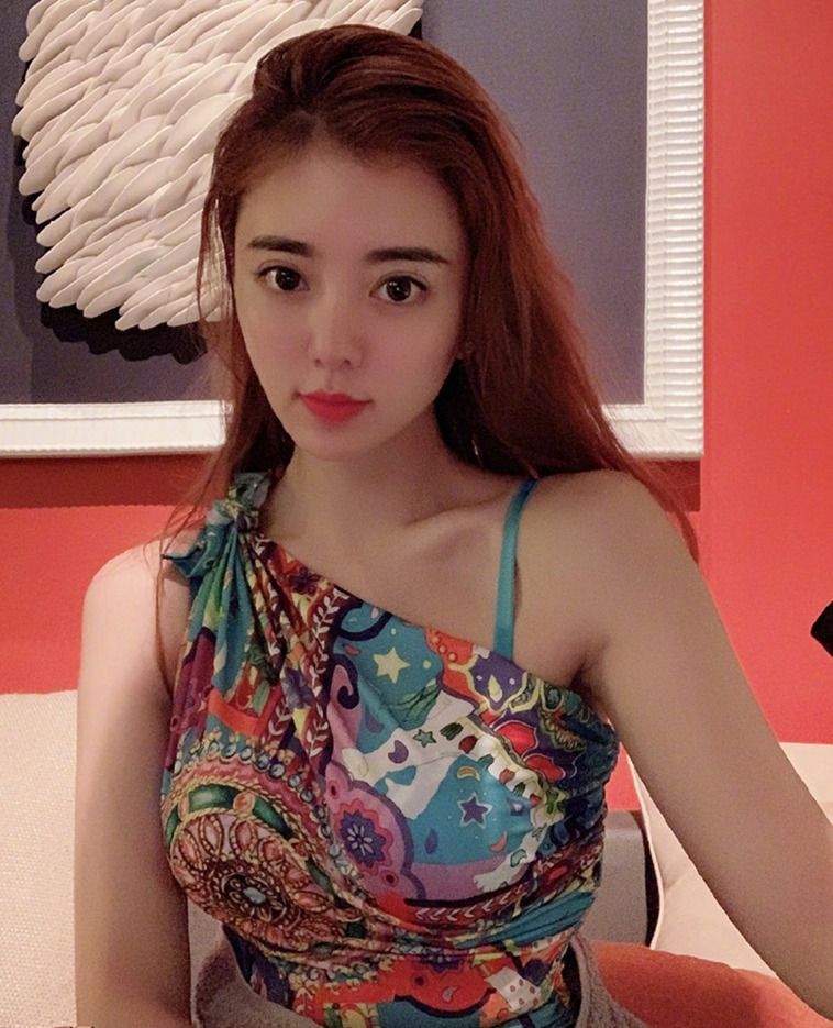 藏族女歌手阿兰晒度假美照,一张泳装照尽显白皙皮肤和