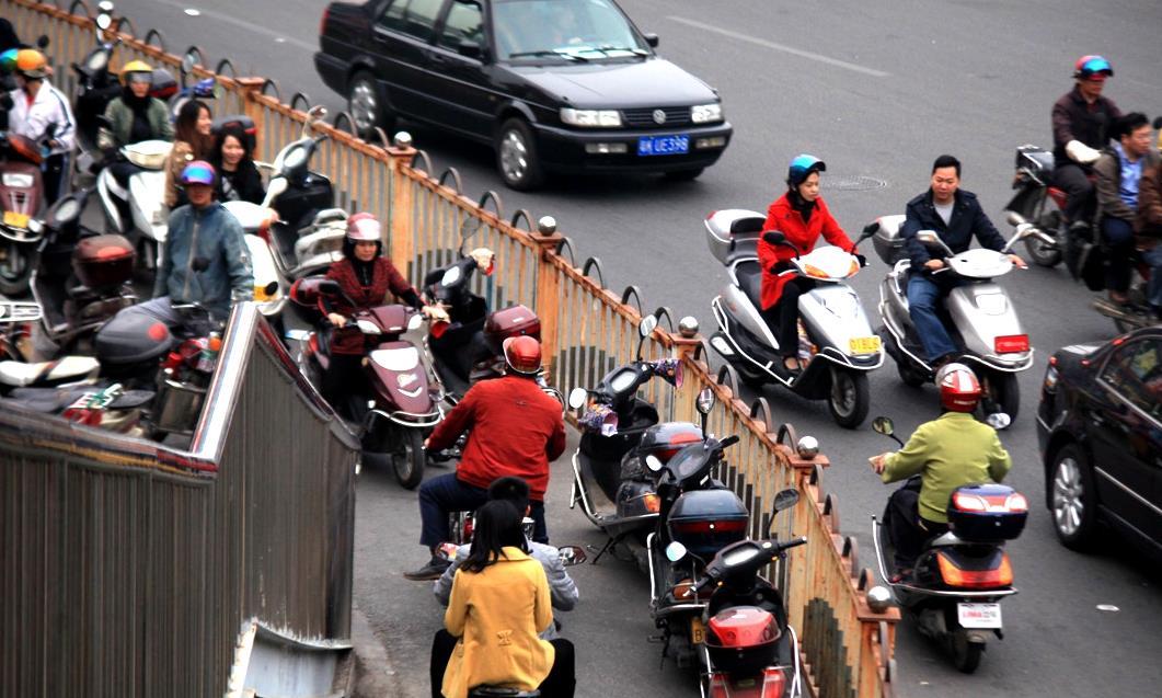 国内电动车满街都是，为啥国外几乎见不着？网友：这点比不了