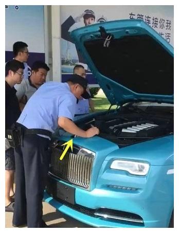 22岁女孩开劳斯莱斯跑车上牌, 发动机被围观, 自称比王思聪
