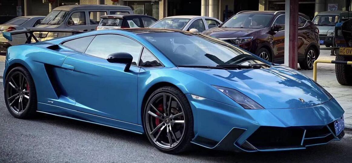 南通海门街头实拍兰博基尼小牛跑车，电镀蓝车身很醒目！
