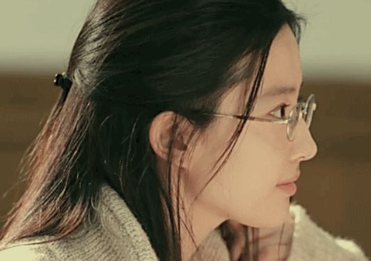 刘亦菲素颜戴眼镜也这么清丽脱俗,果然美女怎