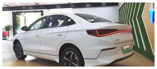 比亚迪最新电动轿车，十万起售颜值不输豪华品牌，遗憾没有燃油版