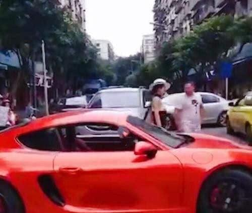 保时捷女车主嘲讽奇瑞是“乞丐车”,奇瑞,你怎么看?