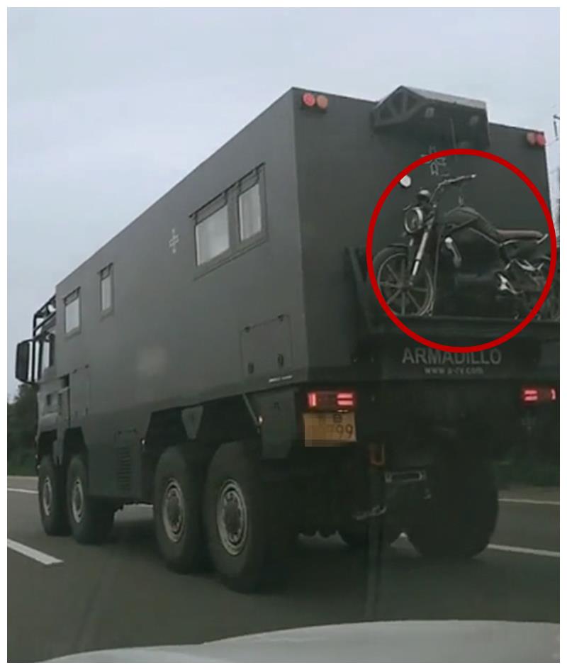 1268万奔驰大货车现无锡,车牌挂黄牌,车尾机车比汽车还贵!