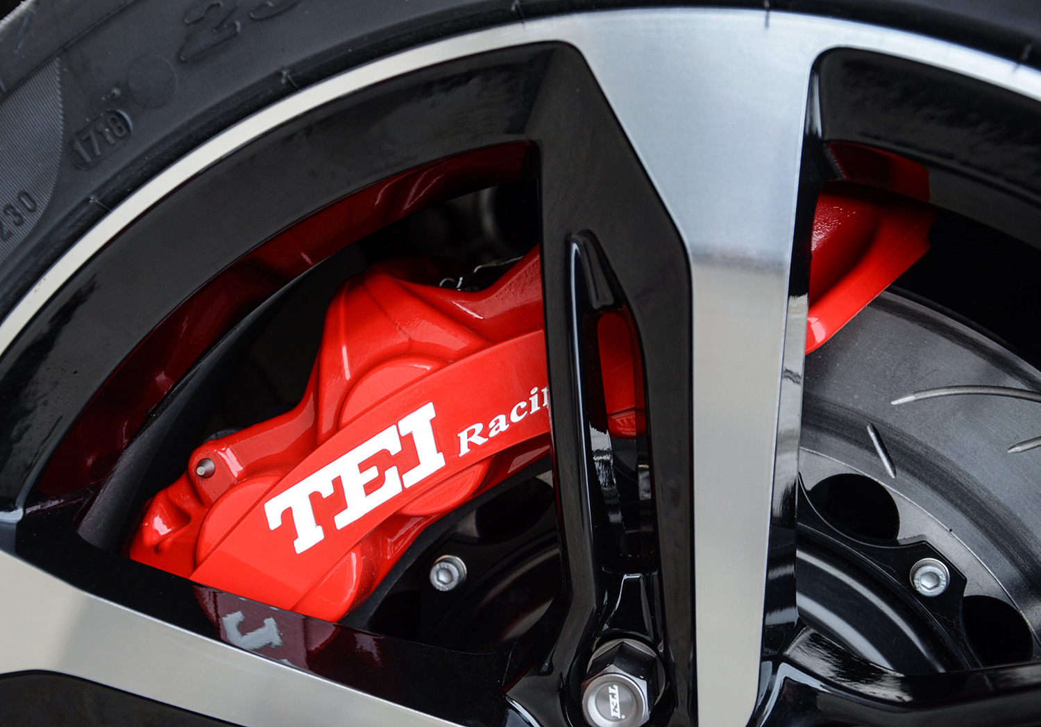 奥迪A3改装德国TEI Racing S60大六刹车套装