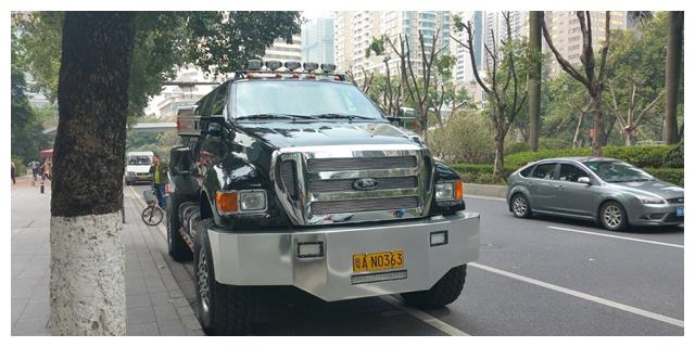 广州街头遇到一台巨无霸,上车都费劲,车主:百公里40多个油!