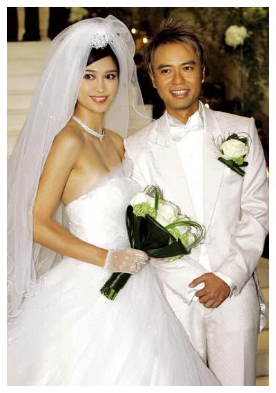 19岁时就是港姐冠军，被李克勤宠了27年，还为她写专属情歌！