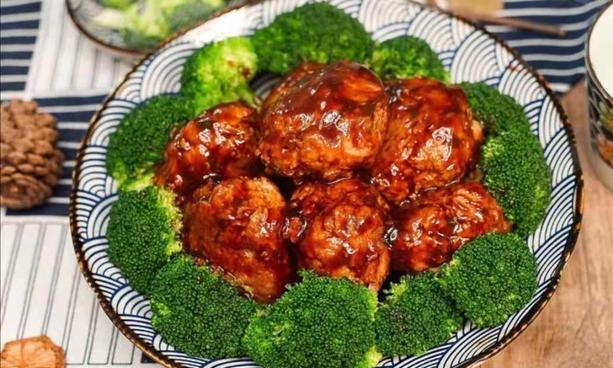 如何做红烧狮子头视频 b9fb-innckce6852880.jpg