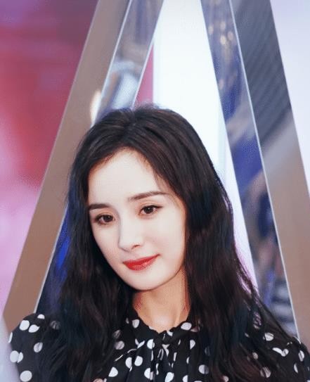 杨幂全副武装现身机场, 帽子遮脸却露脚腕, 网友