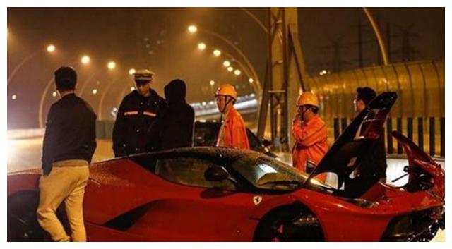 进入秦奋的车库，他又买新车了，这辆奔驰是他名下最便宜的车