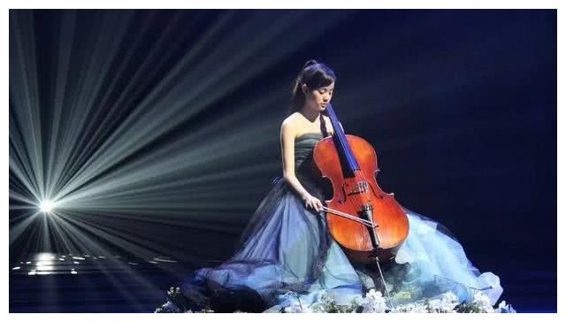 娱乐圈的4位“塌鼻子”美女，才18岁的她成为真美