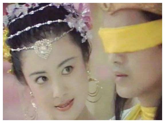 傅艺伟演了妲己之后，多层水晶发箍火了，郭妃丽她们仿得不亦乐乎