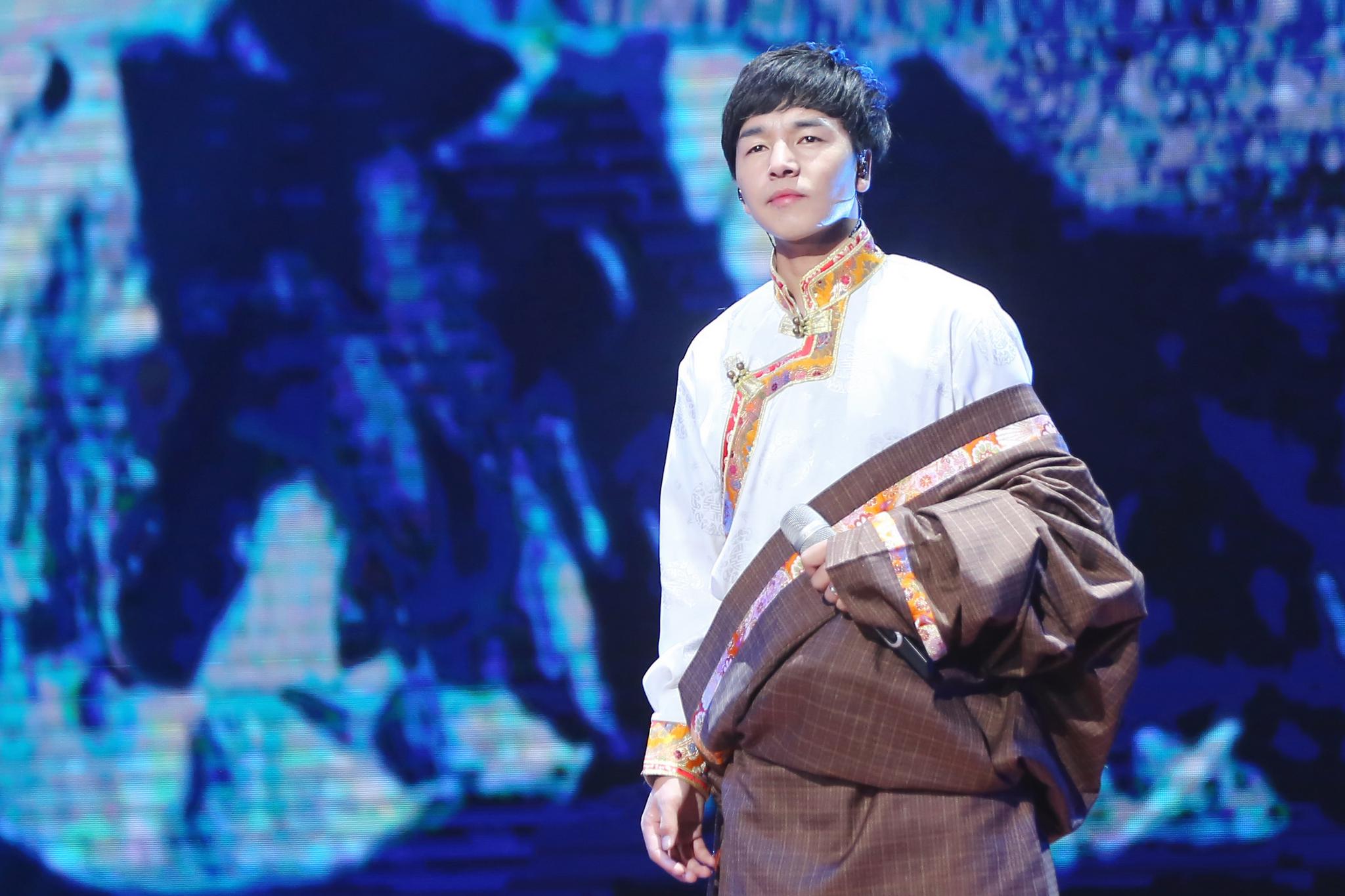 旦增尼玛亮相央视《我要上春晚》演唱经典老歌