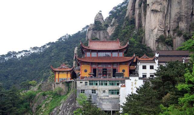 与天柱山相望,与黄山共辉,此山是“中国佛教四大名山”之一