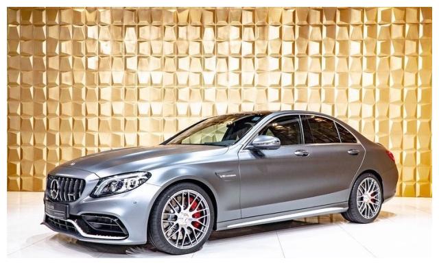全新梅赛德斯AMG C63银色的外观