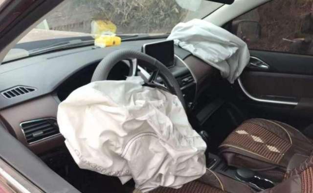 弹出的安全气囊,复原要花多少钱?维修师傅:准