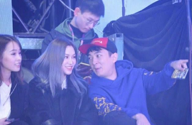 杨超越穿仙女裙打碟玩电音,场下王思聪笑吟吟