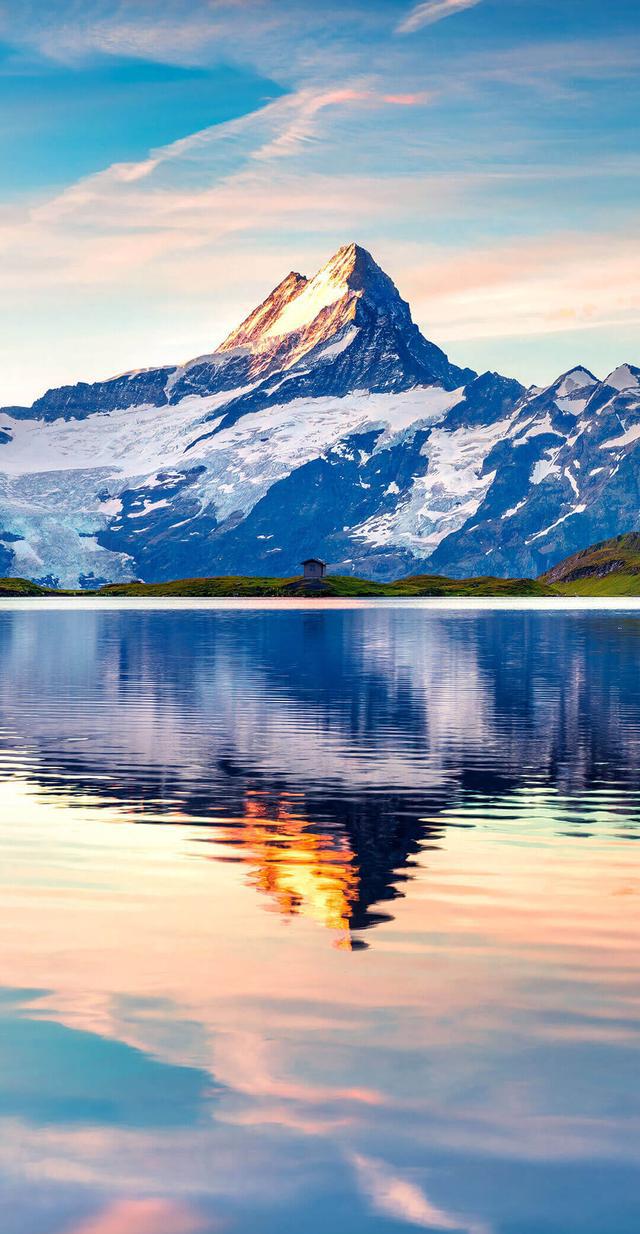 金色山峰马特洪峰被称作阿尔卑斯山最美丽的山峰,每当朝晖夕映之时,长