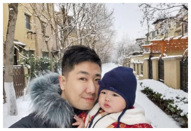 李艾晒老公儿子,张徐宁雪天亲吻小灯泡超有爱,父子俩越长越像!