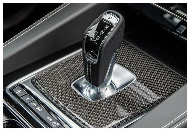 捷豹新款F-PACE SVR实车曝光!外观升级,比奔驰GLC 63还帅