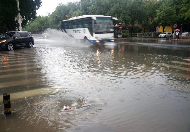 雨季来临，交通事故频发！雨天行车秘籍必须掌握！