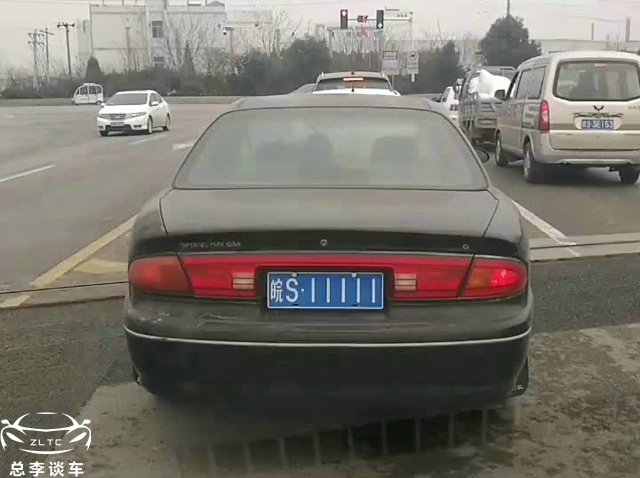 高龄老车拍卖3.2万,只因11111车牌,牛车上街被网友偶遇