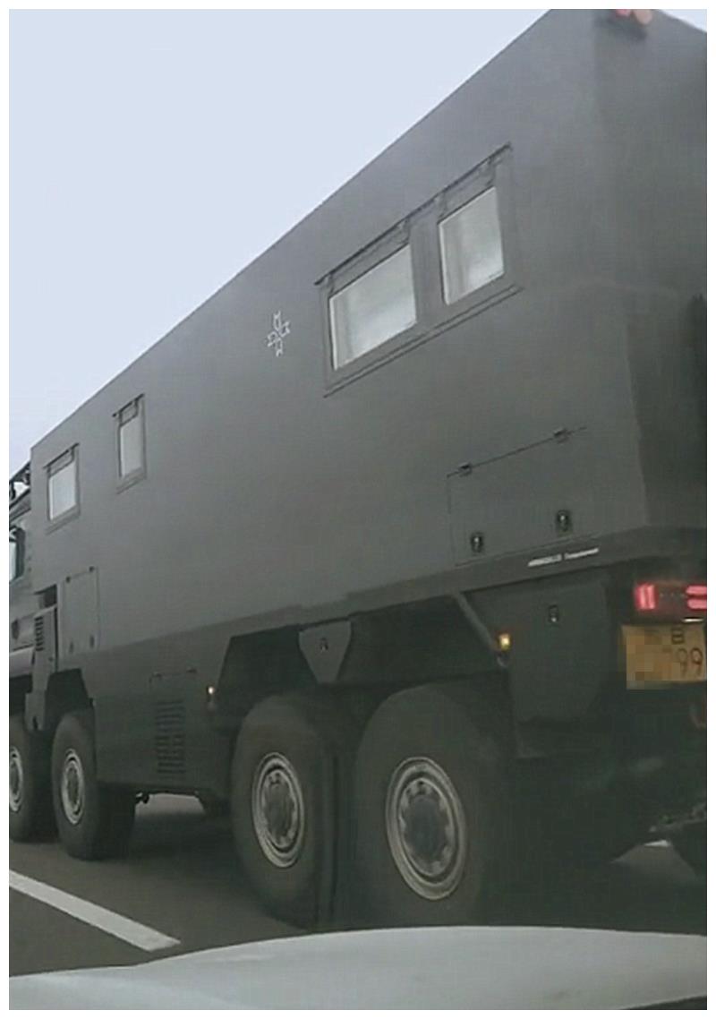 1268万奔驰大货车现无锡,车牌挂黄牌,车尾机车比汽车还贵!