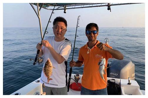 前央视主持人,拜师石富宽加盟德云社,今50岁与小10岁娇妻恩爱19年