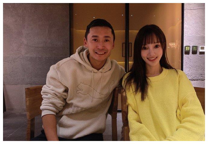 甘薇与已婚球员聚会,获赠球衣后主动靠他肩膀,自称是三姐妹