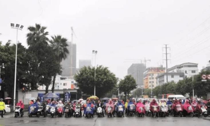 禁止电动车上路能够缓解交通压力吗？骑友冷笑：为啥不禁汽车？