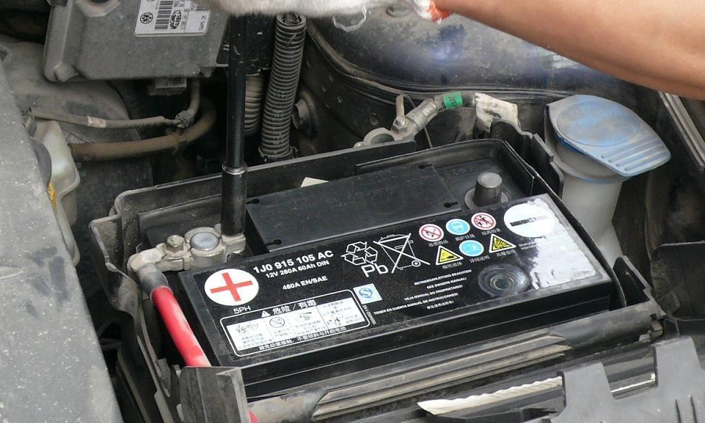 汽车蓄电池的寿命有多长？怎样才能知道电瓶快没电了？