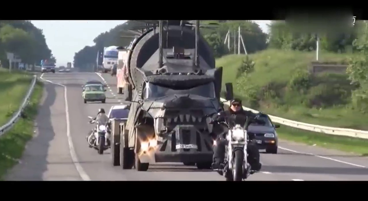 牛人巨资打造末日卡车，致敬经典电影，出行需要摩托车队护航